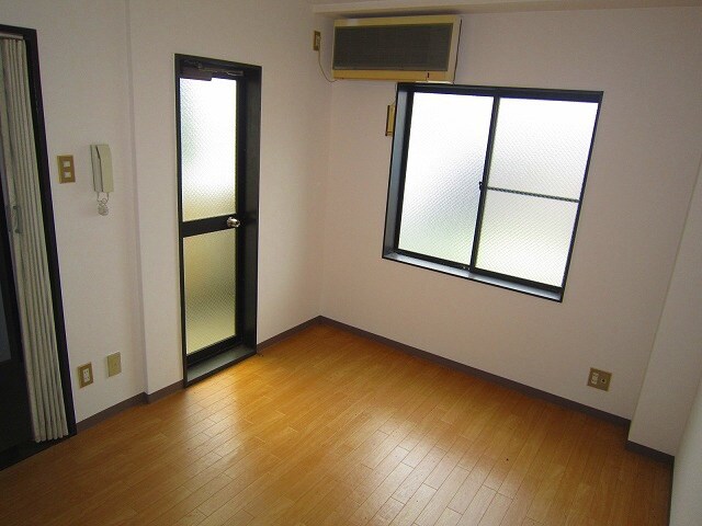 物件内観写真5　(室内からの展望)