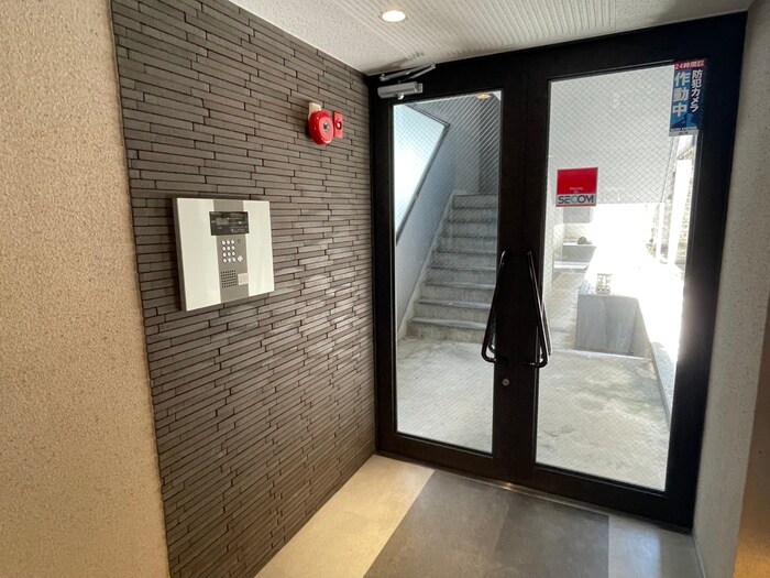 物件外観写真3　(エントランス部分)