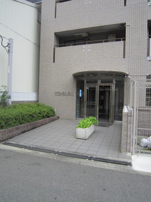 物件外観写真2　(エントランス部分)