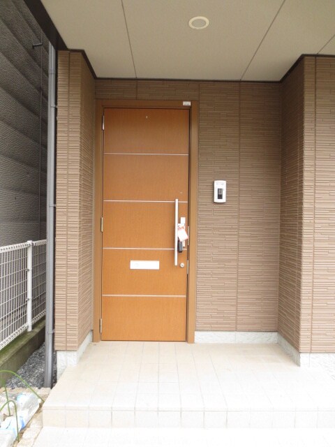 物件外観写真2　(エントランス部分)