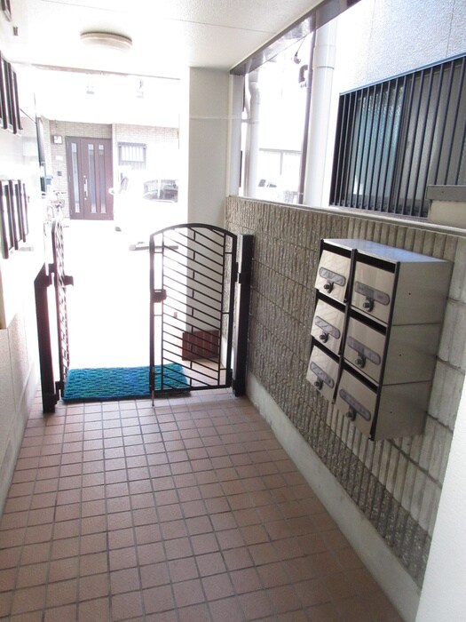 物件外観写真5　(エントランス部分)