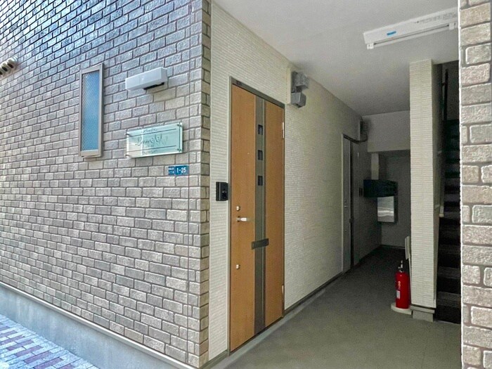物件外観写真4　(エントランス部分)