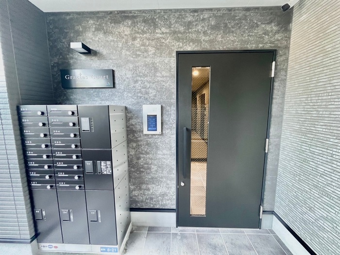 物件外観写真2　(エントランス部分)