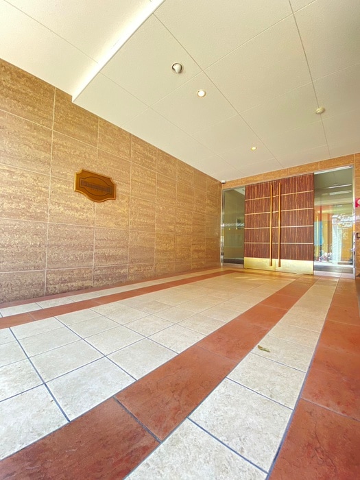 物件外観写真2　(エントランス部分)