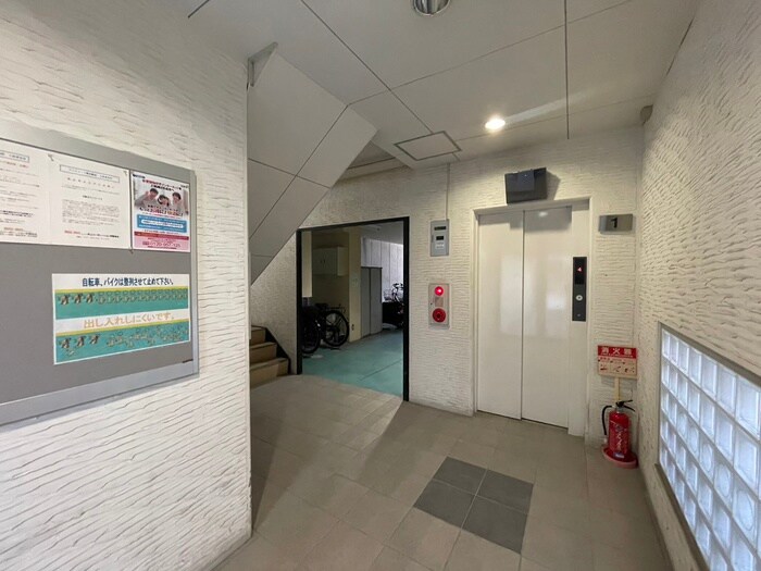 物件外観写真3　(エントランス部分)