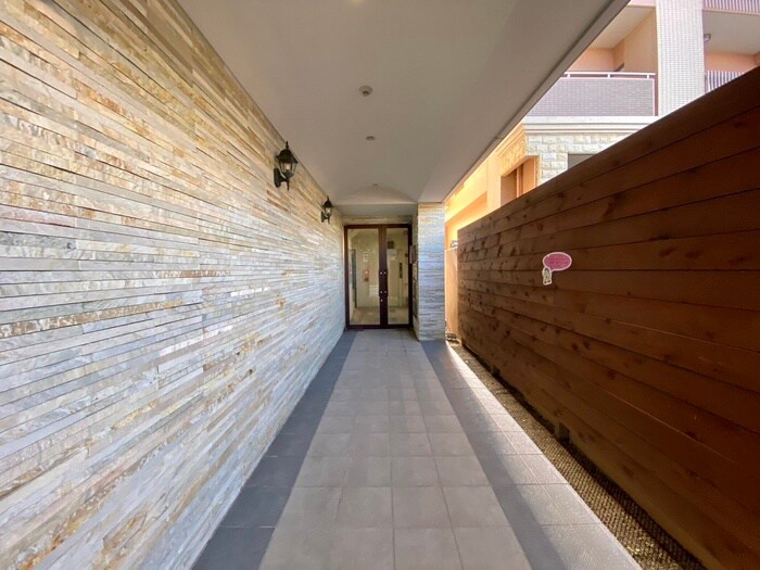 物件外観写真4　(エントランス部分)