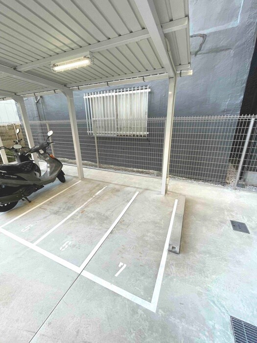 物件外観写真3　(バイク置き場)