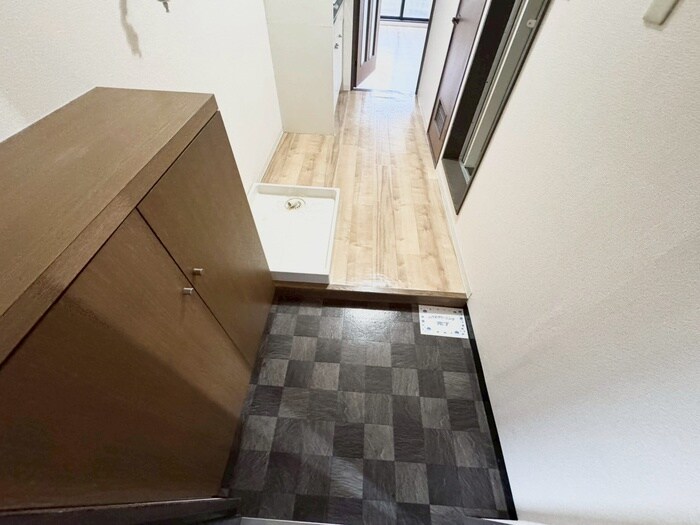 物件内観写真10　(玄関)