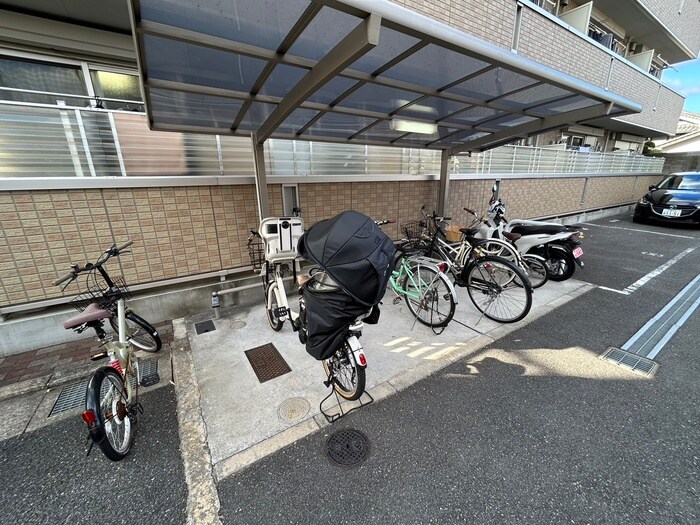 物件外観写真2　(駐輪場)