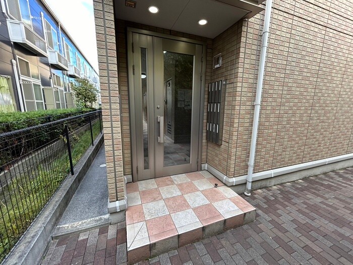 物件外観写真5　(エントランス部分)