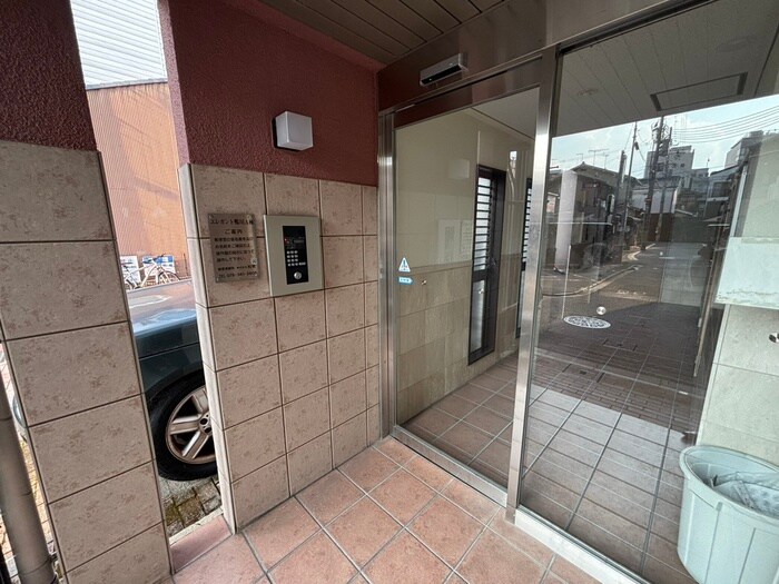 物件外観写真4　(エントランス部分)