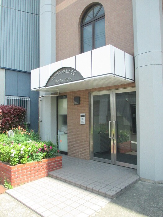 物件外観写真2　(エントランス部分)