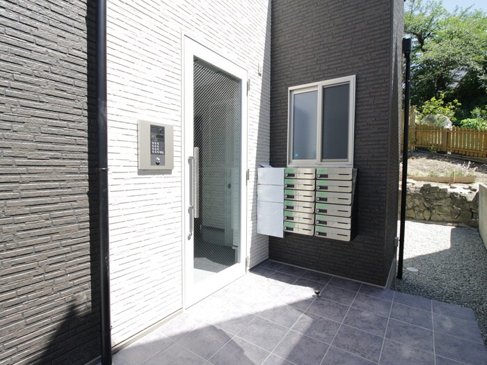 物件外観写真5　(エントランス部分)