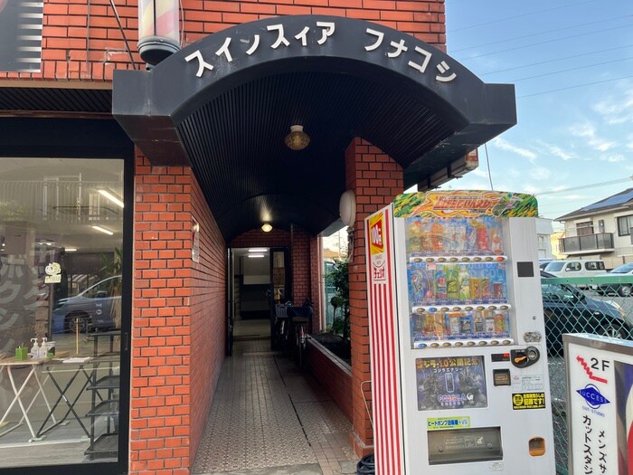 物件外観写真3　(エントランス部分)