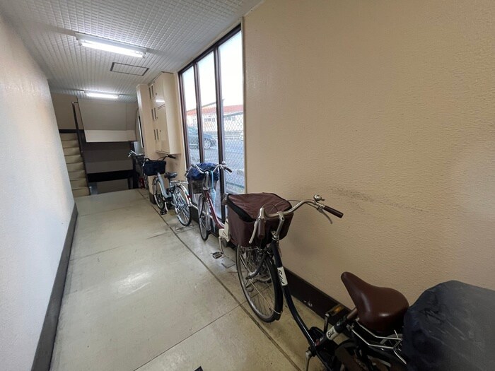 物件外観写真4　(駐輪場)