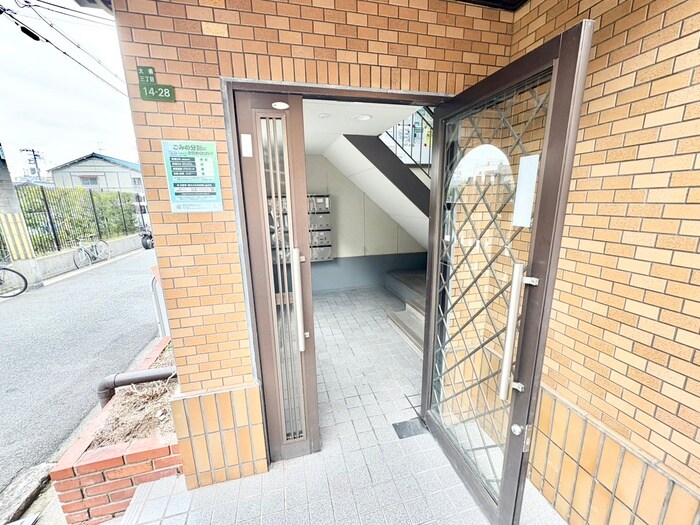 物件外観写真2　(エントランス部分)