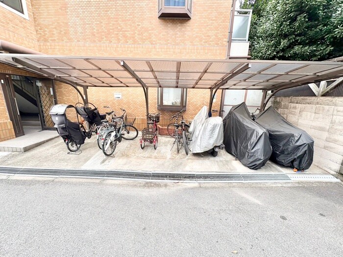 物件外観写真4　(駐輪場)