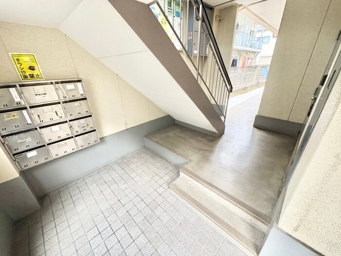 物件外観写真6　(エントランス部分)