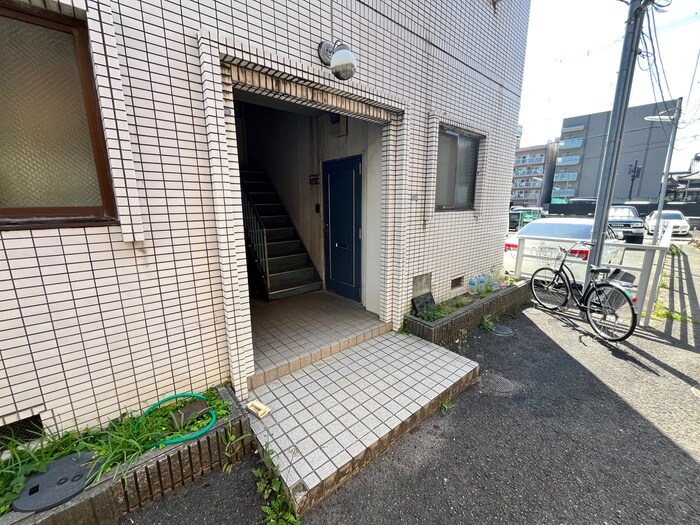 物件外観写真3　(エントランス部分)