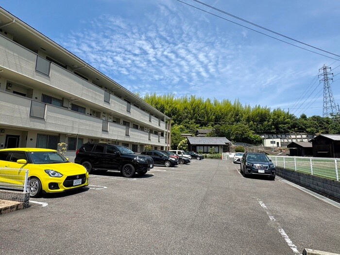 物件外観写真2　(駐車場)