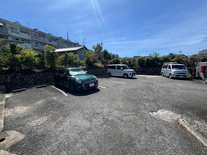 物件外観写真5　(駐車場)