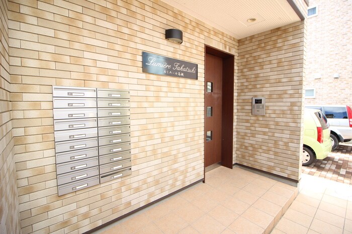 物件外観写真2　(エントランス部分)