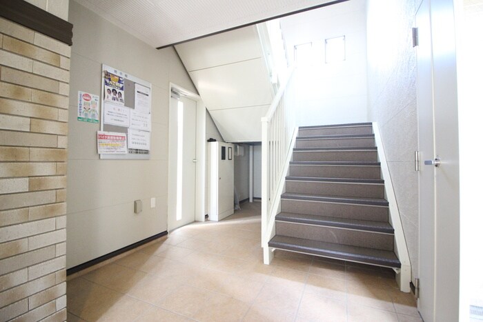 物件外観写真4　(エントランス部分)