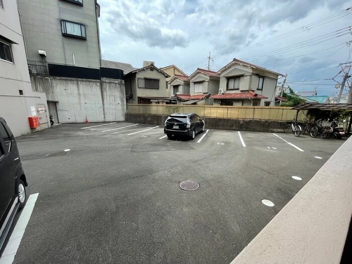 物件外観写真4　(駐車場)