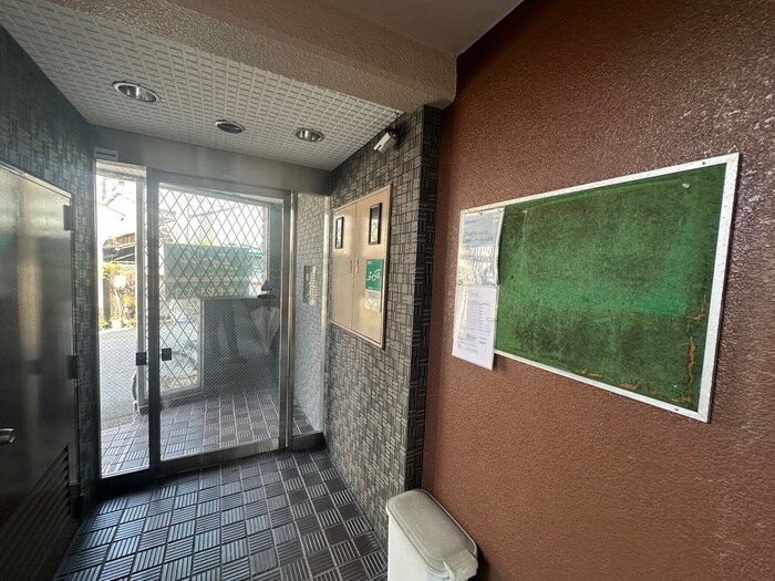 物件外観写真3　(エントランス部分)