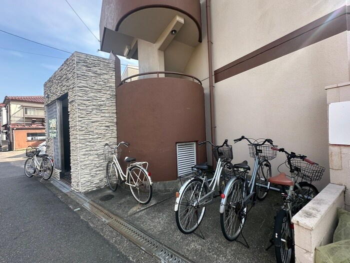 物件外観写真5　(駐輪場)