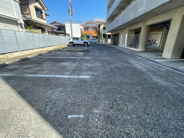 物件外観写真4　(駐車場)