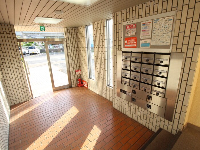 物件外観写真6　(エントランス部分)