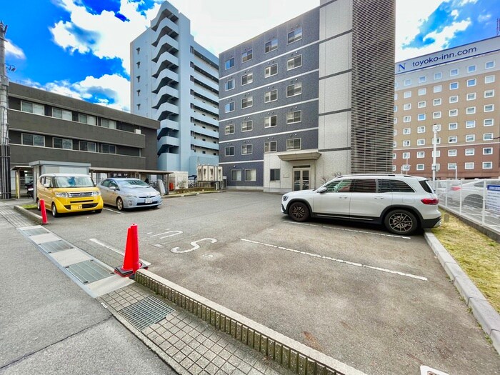 物件外観写真2　(駐車場)