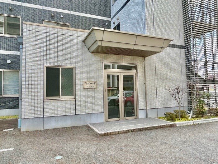 物件外観写真4　(エントランス部分)