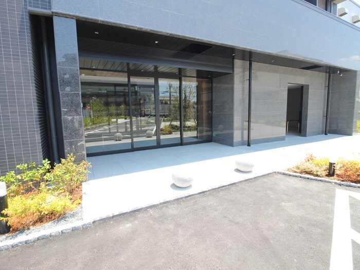 物件外観写真2　(エントランス部分)