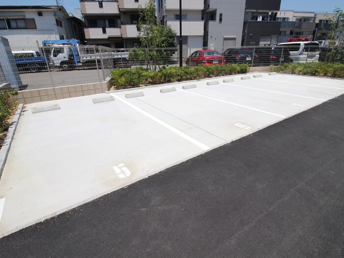 物件外観写真4　(駐車場)