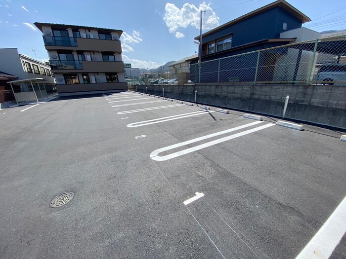 物件外観写真3　(駐車場)