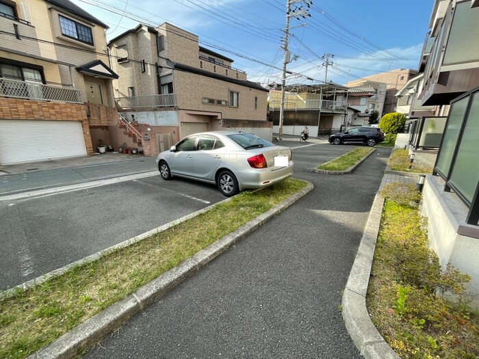 物件外観写真3　(駐車場)