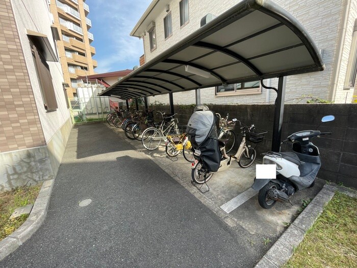 物件外観写真5　(駐輪場)