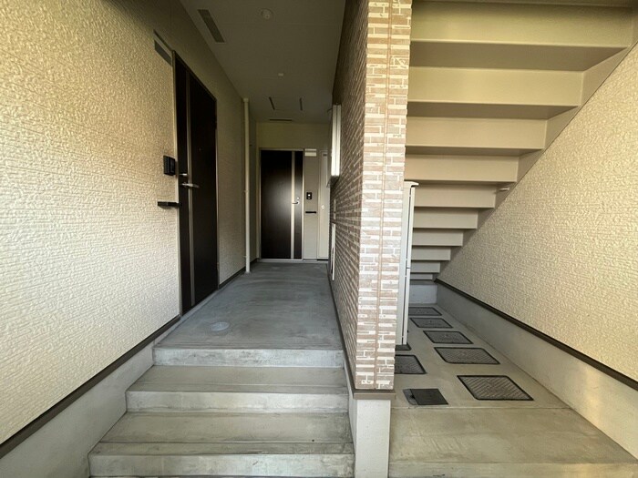 物件外観写真3　(エントランス部分)