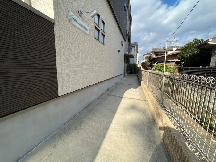 物件外観写真4　(エントランス部分)