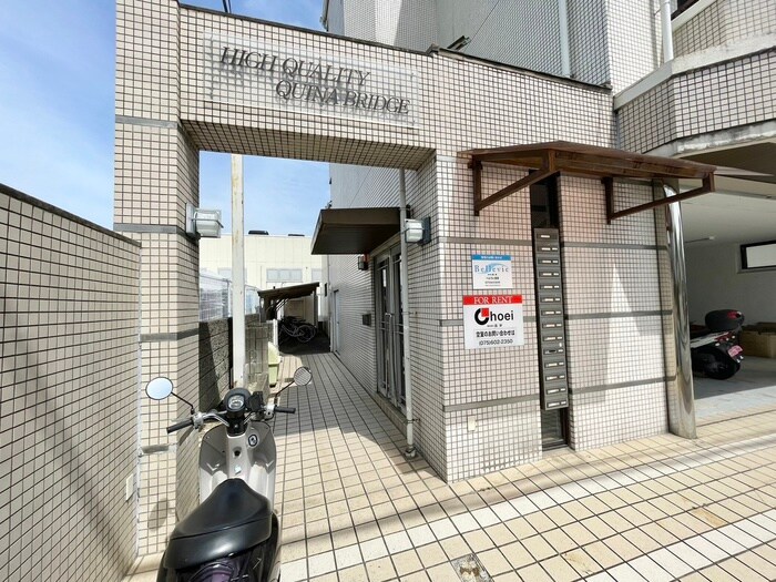 物件外観写真4　(エントランス部分)