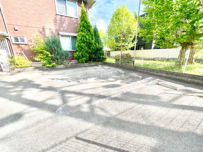 物件外観写真3　(駐車場)