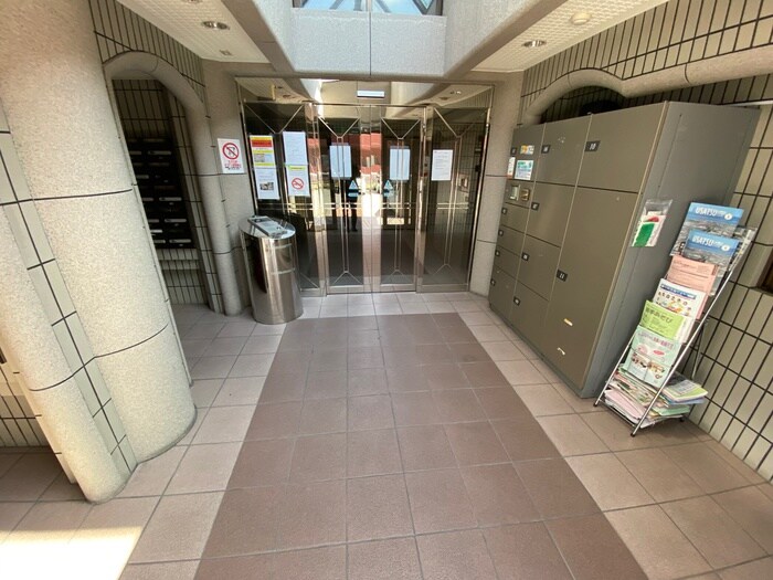 物件外観写真3　(エントランス部分)