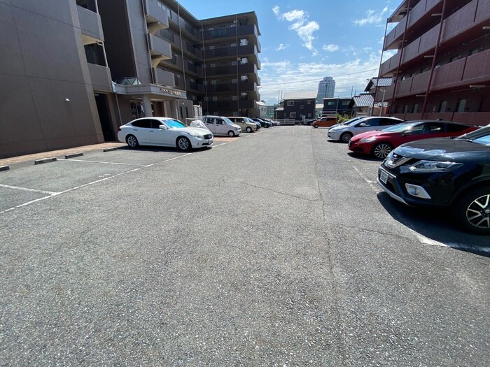 物件外観写真4　(駐車場)