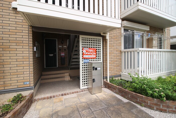 物件外観写真2　(エントランス部分)