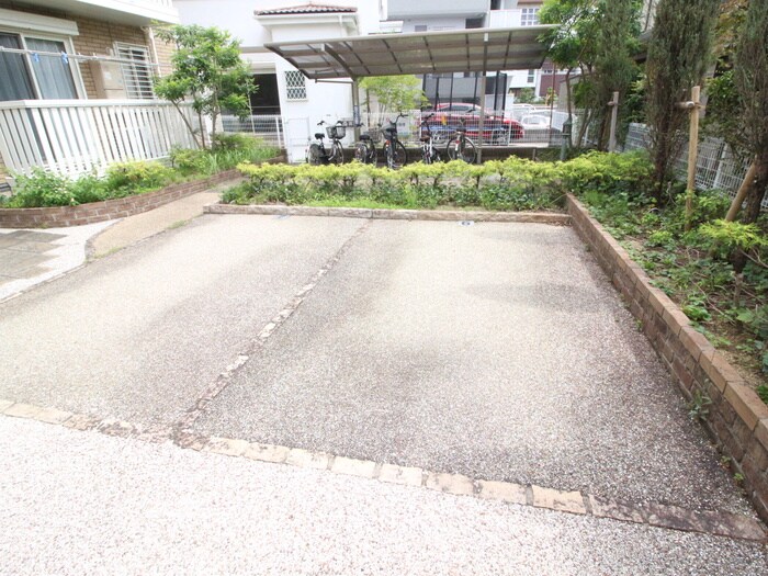 物件外観写真5　(駐車場)