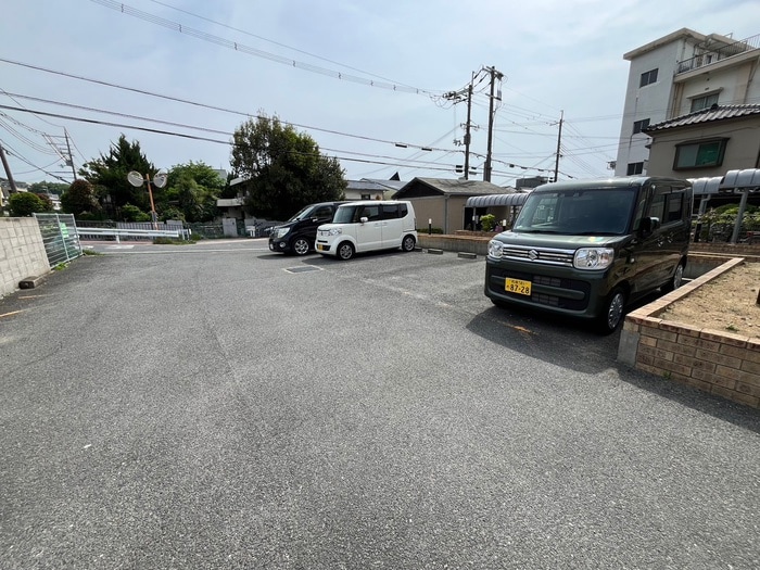 物件外観写真3　(駐車場)