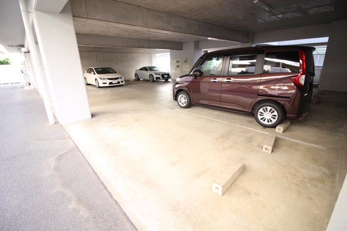 物件外観写真4　(駐車場)