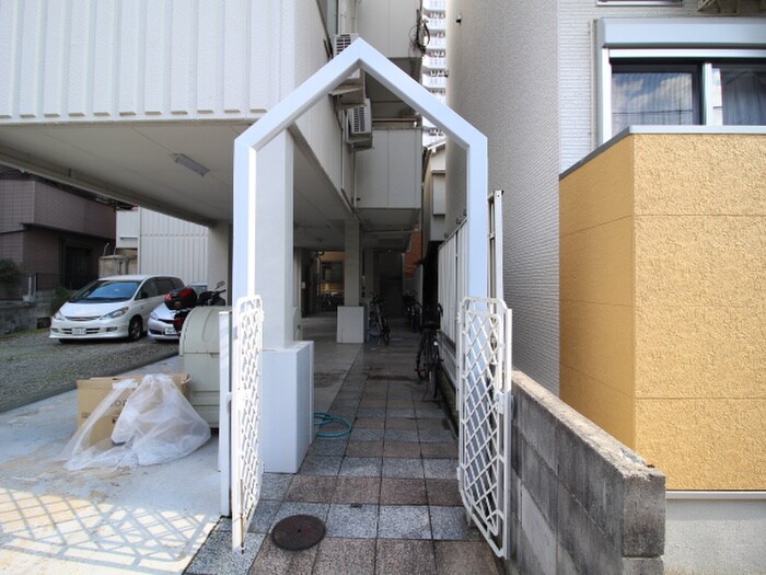 物件外観写真2　(エントランス部分)